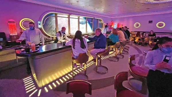 Helios Voyage retro-futurista belső tér space-age dizájnnal